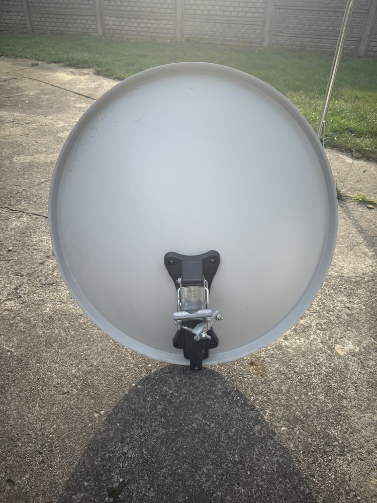 Antena satelitarna na zewnątrz budynku