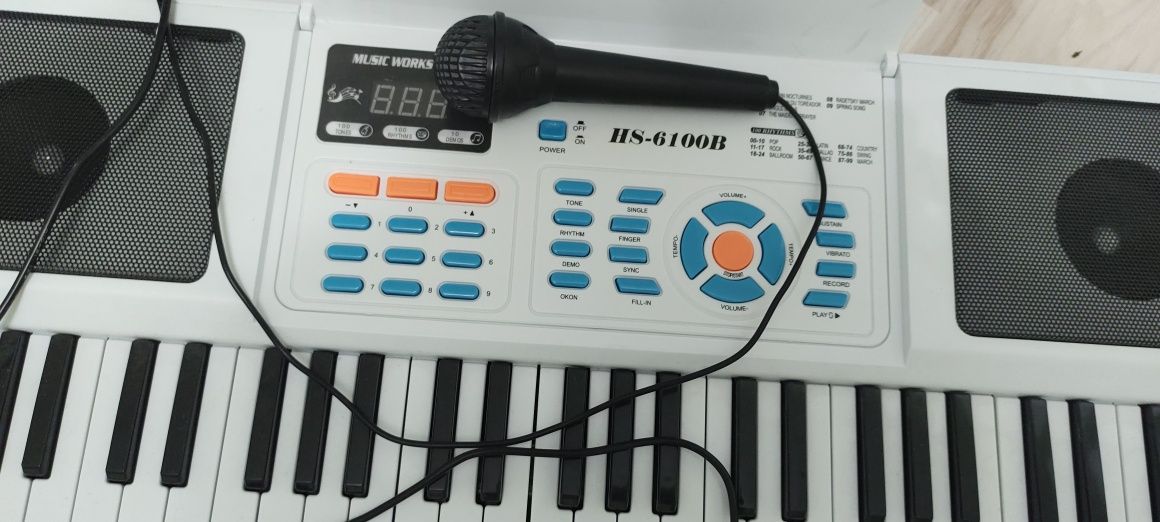 Keyboard z mikrofonem