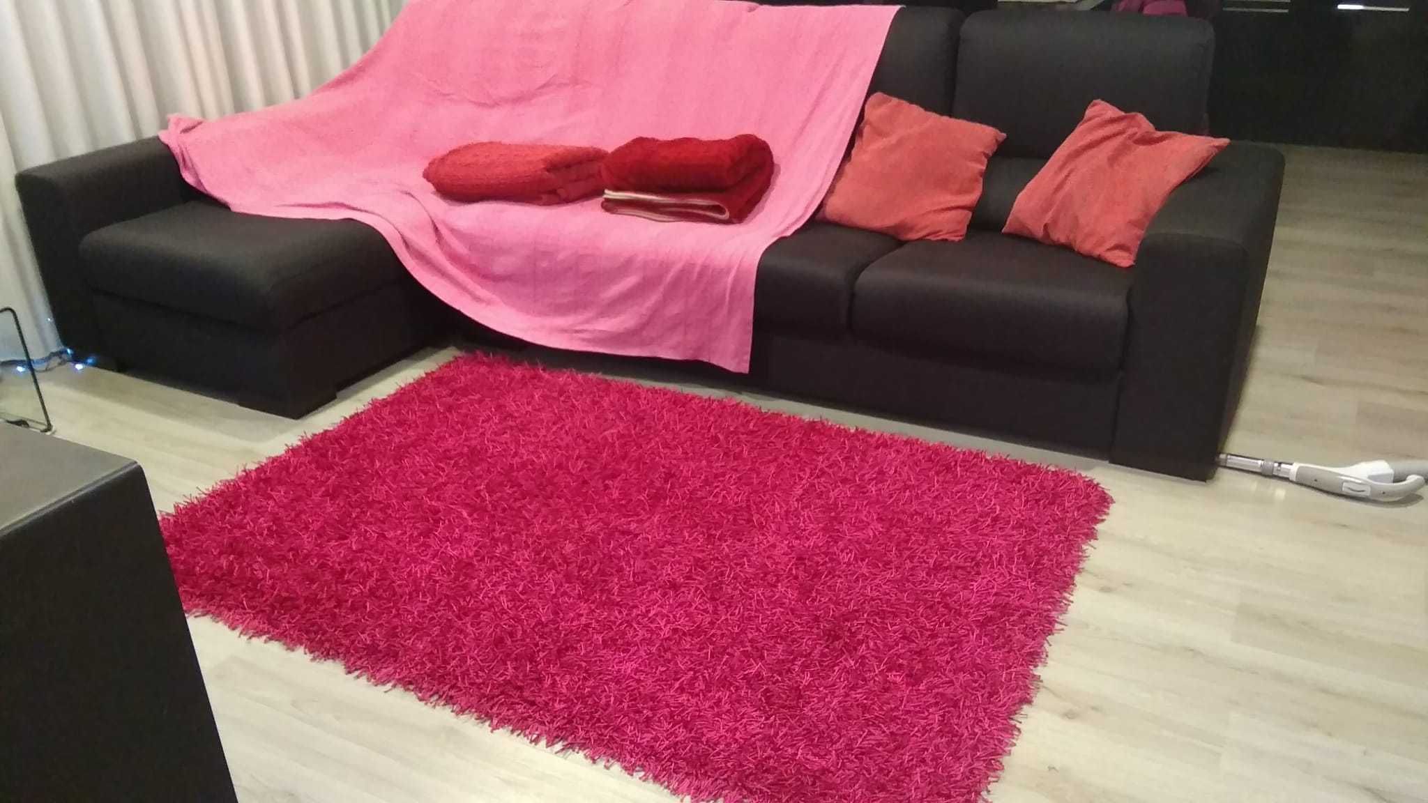 Tapete de sala em tons rosa