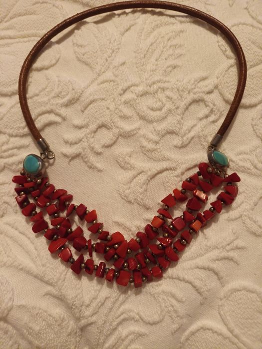 Vários colares de coral vermelho