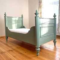 Łóżko drewniane malowane