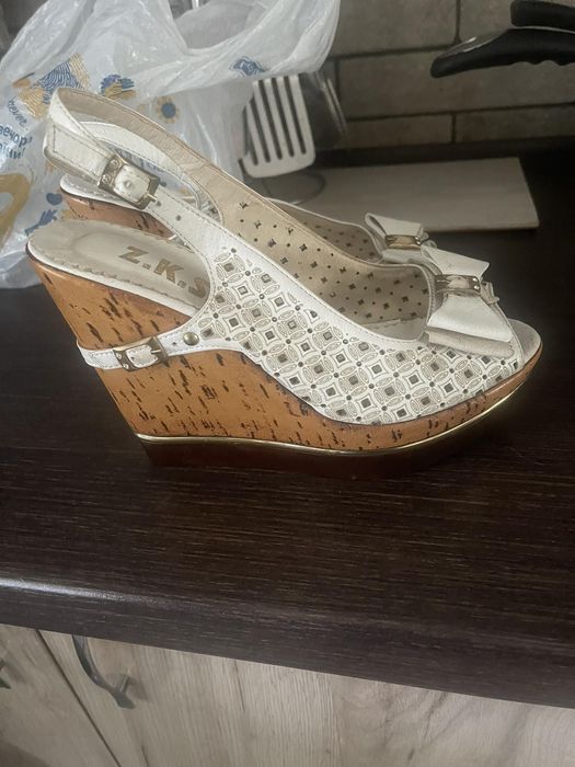 Шкіряні босоніжки