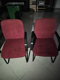 Cadeiras de apoio vermelhas