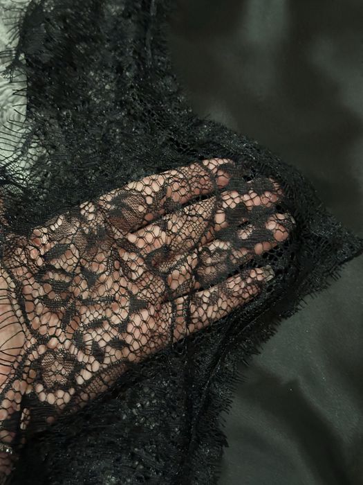 Чорна атласна спідниця