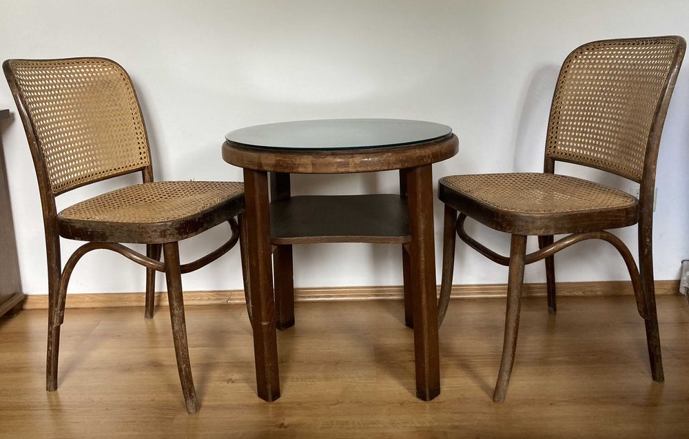 Drewniany stół i dwa krzesła