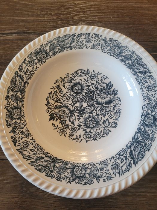 Dwa głębokie talerze porcelanowe ze wzorami