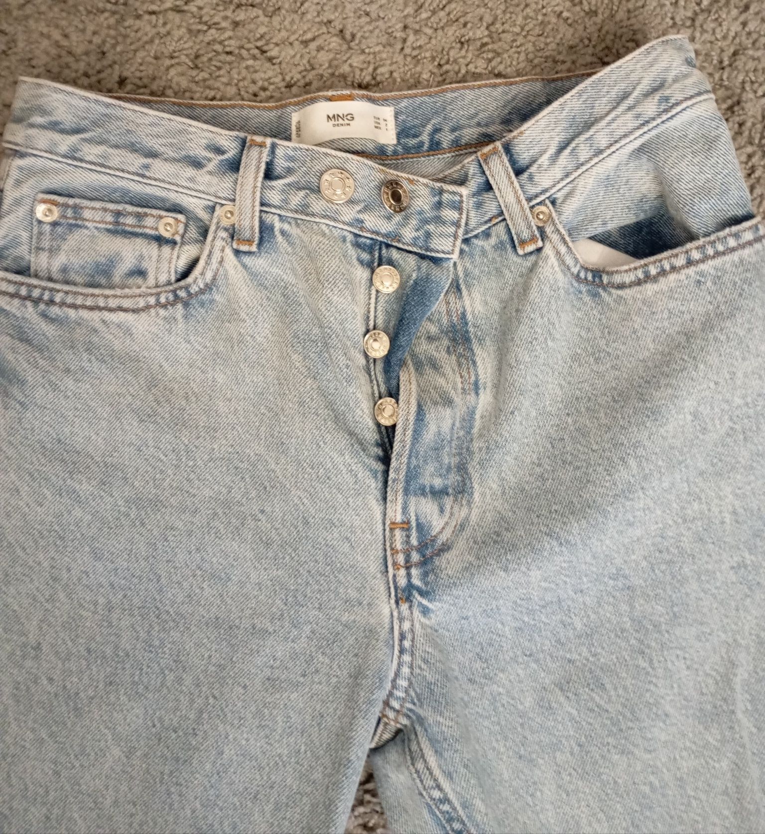 Calças de mulher da marca mango