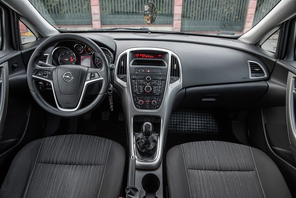 Astra J rok 2012 z silnikiem diesla 1.7 CDTI o mocy 110 
Astra J rok 2