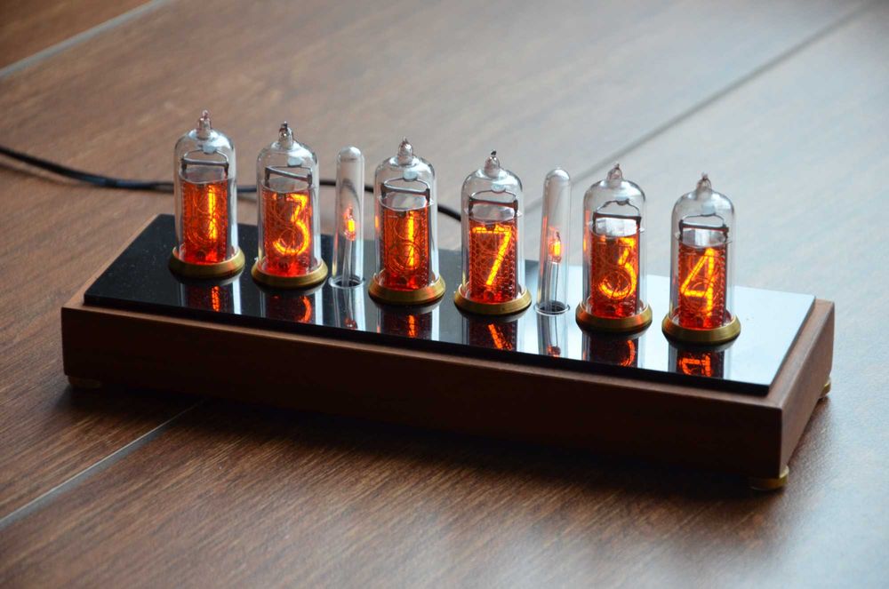Zegar vintage NIXIE lampowy IN-14 z drewna