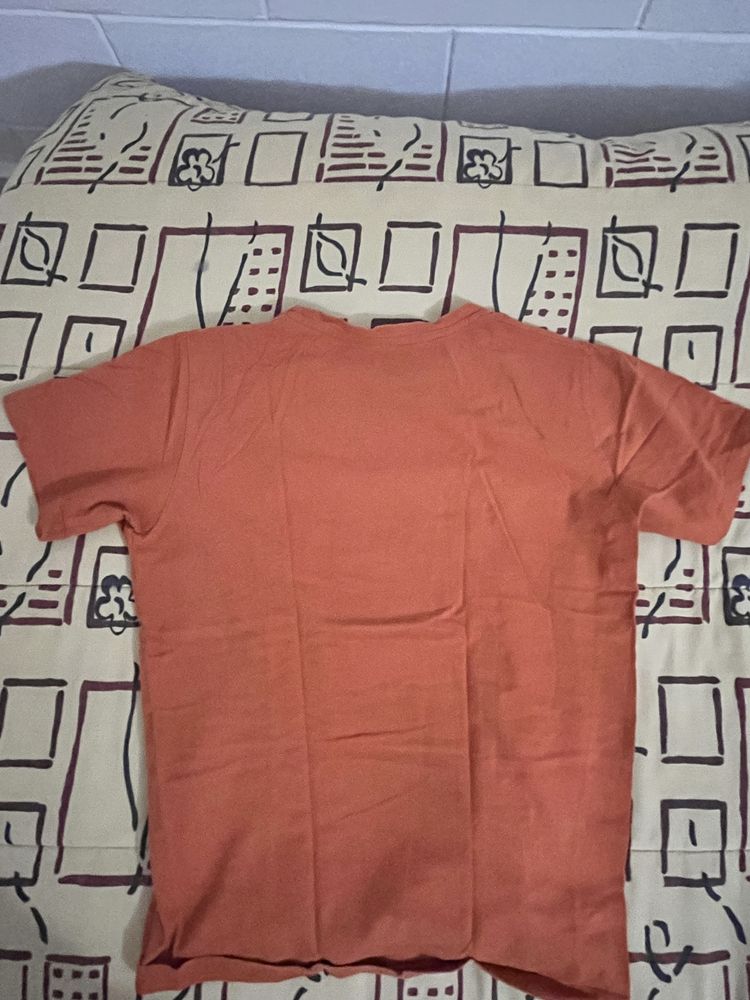 T-shirt laranja semi nova