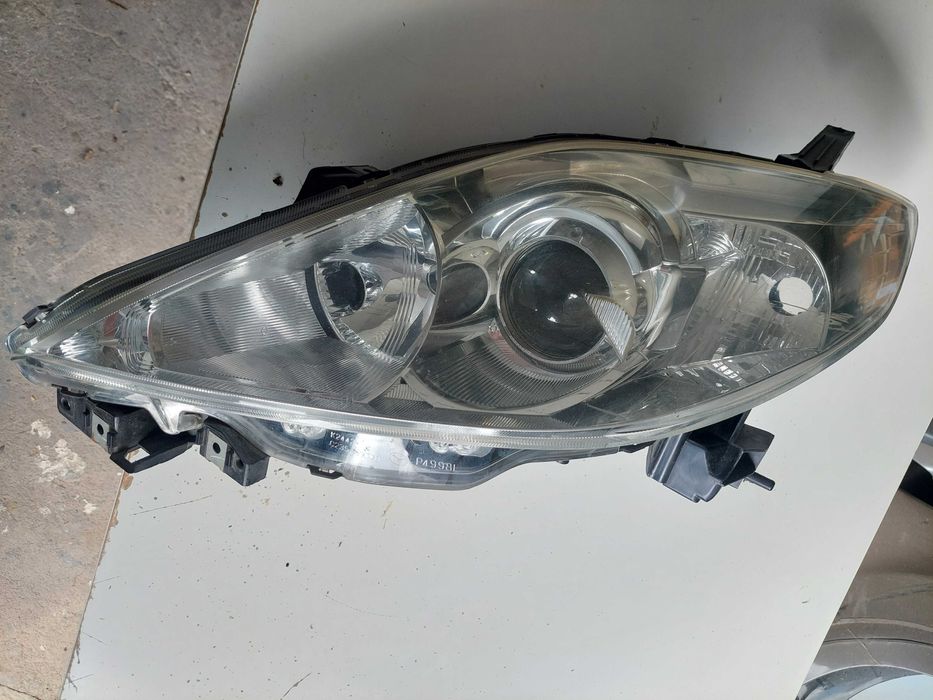 farol Mazda 5 esq.