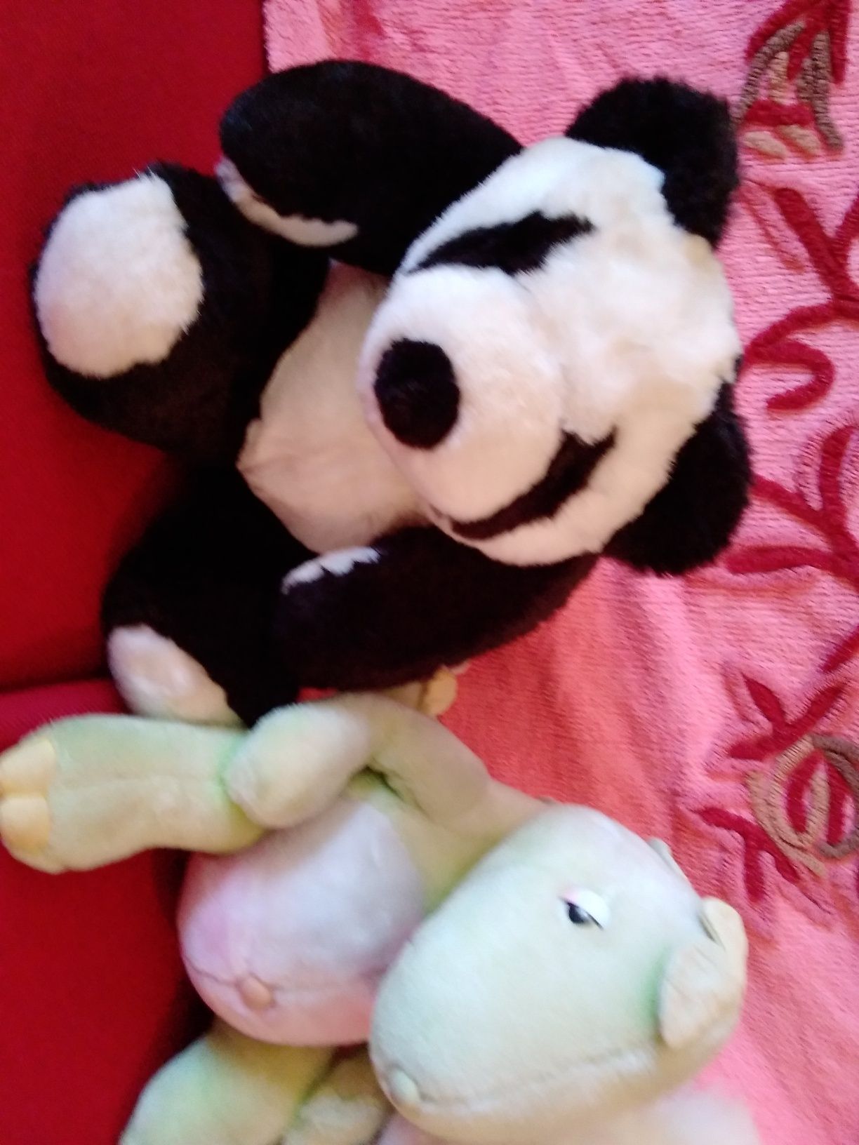 3 bonecos/peluches 10€ (Panda, dinossauro e coelho)