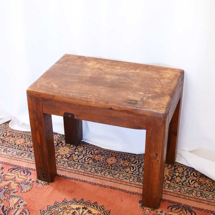 Mesa pequena rústica em madeira lisa