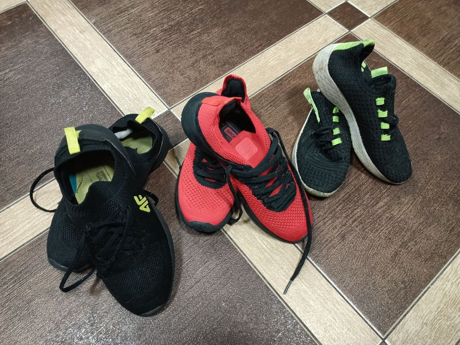 Trzy pary butów sportowych