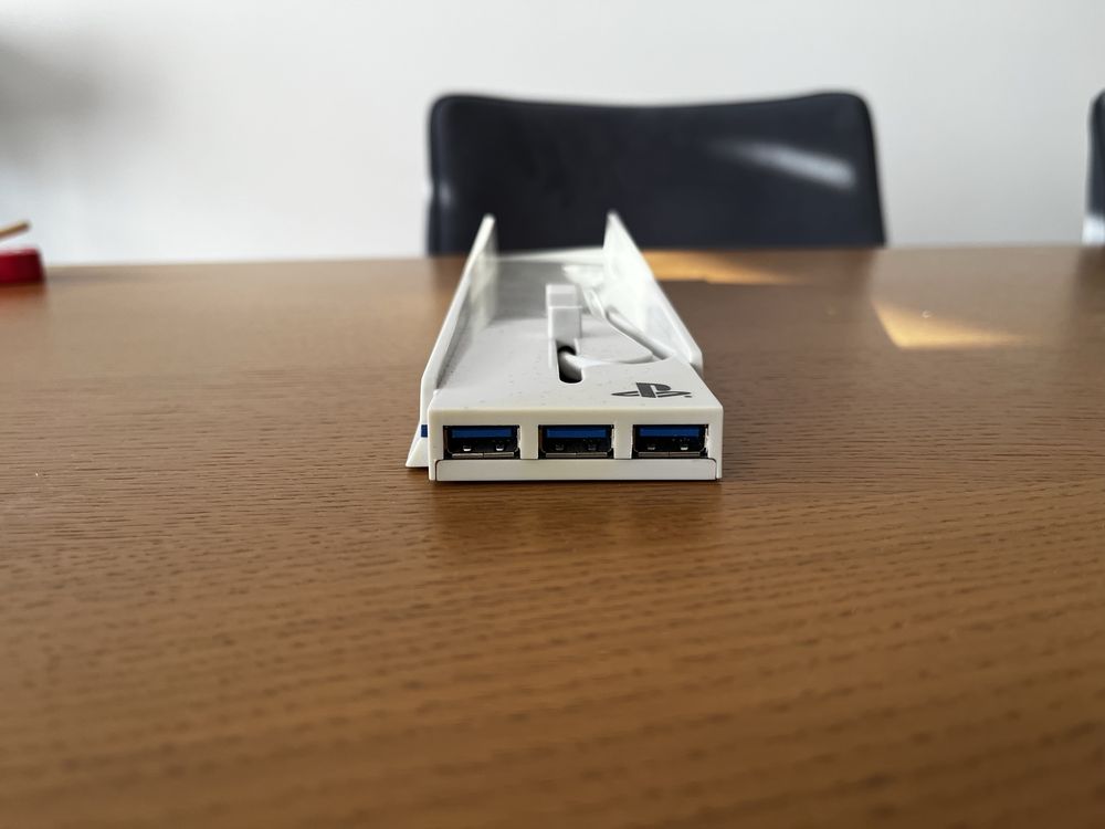 Podstawka wertykalna biała PS4 3xUSB