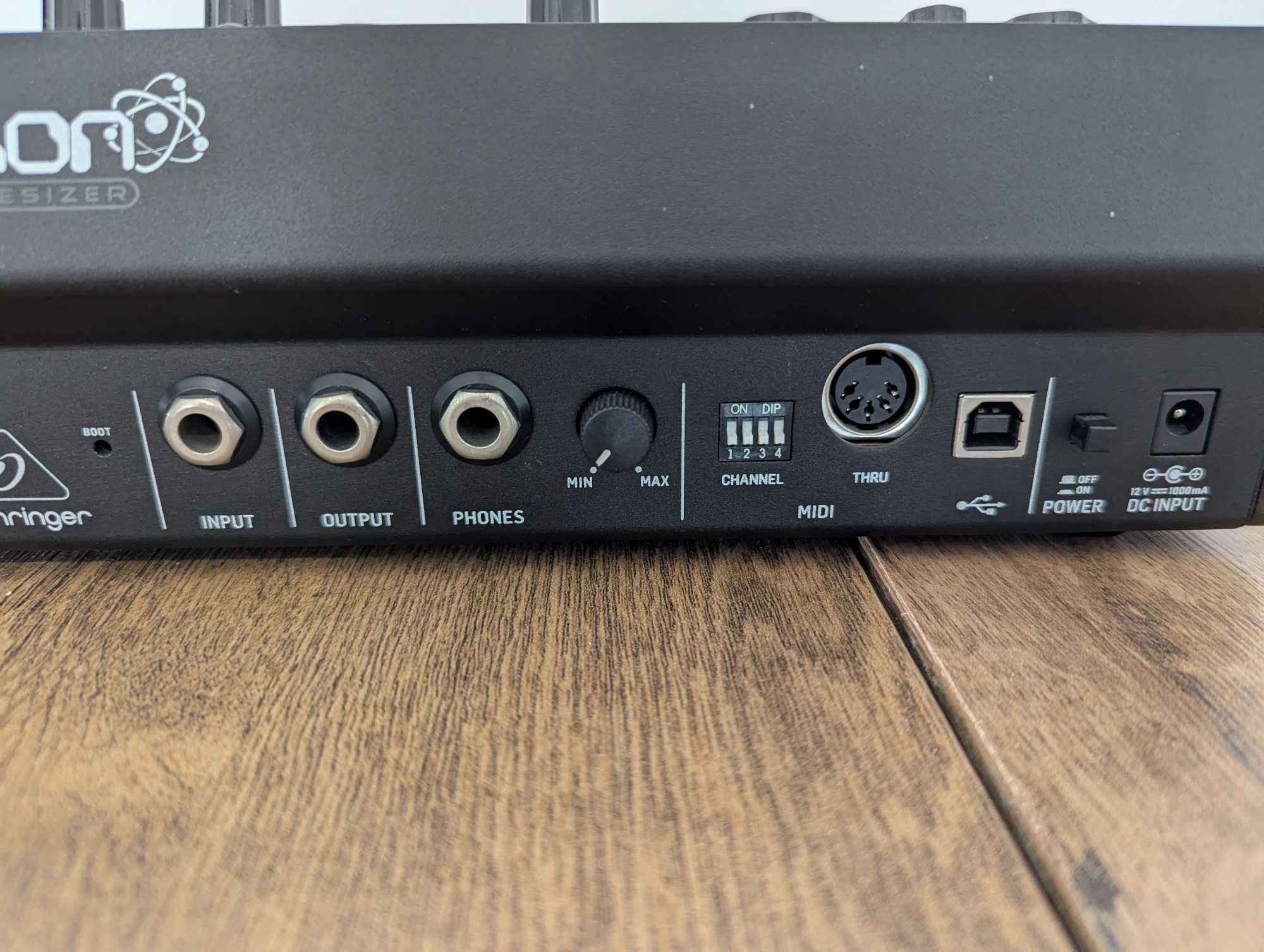 Behringer Neutron - Półmodularny syntezator analogowy