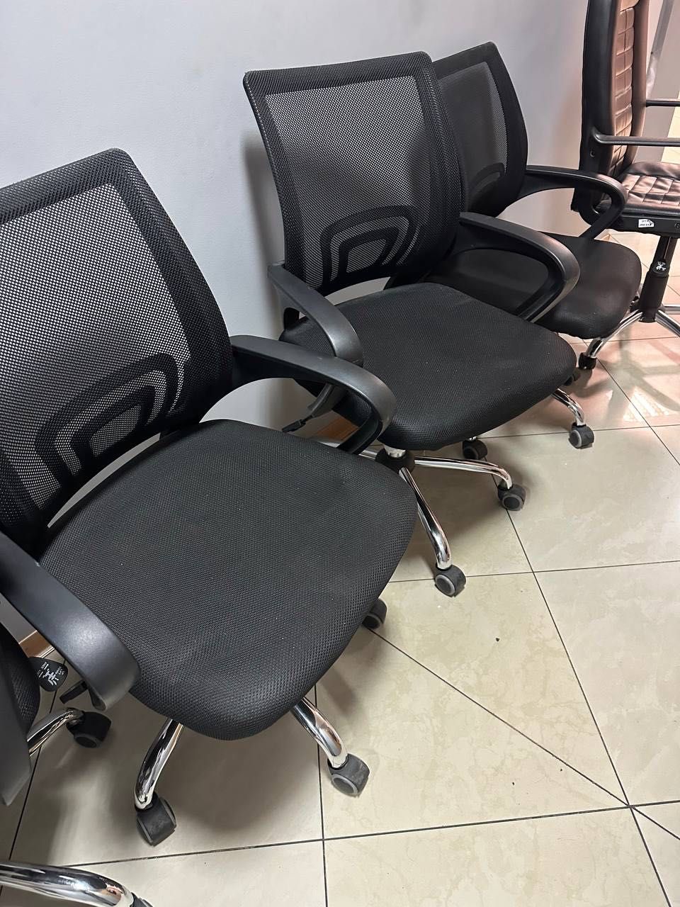 продам офісні мебі 25 комплектів