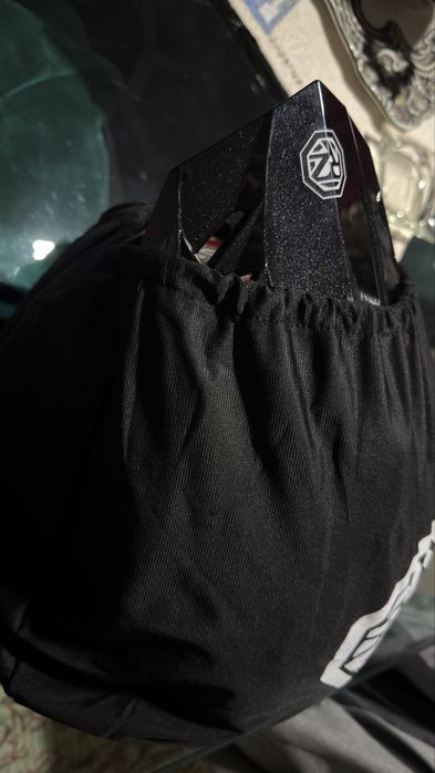 Capacete novo tamanho L com viseira pala e óculos de baixar