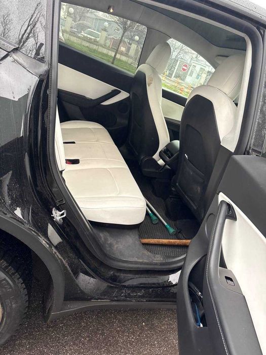 Tesla Model Y • 2021 • Dual Motor AWD • Чорна