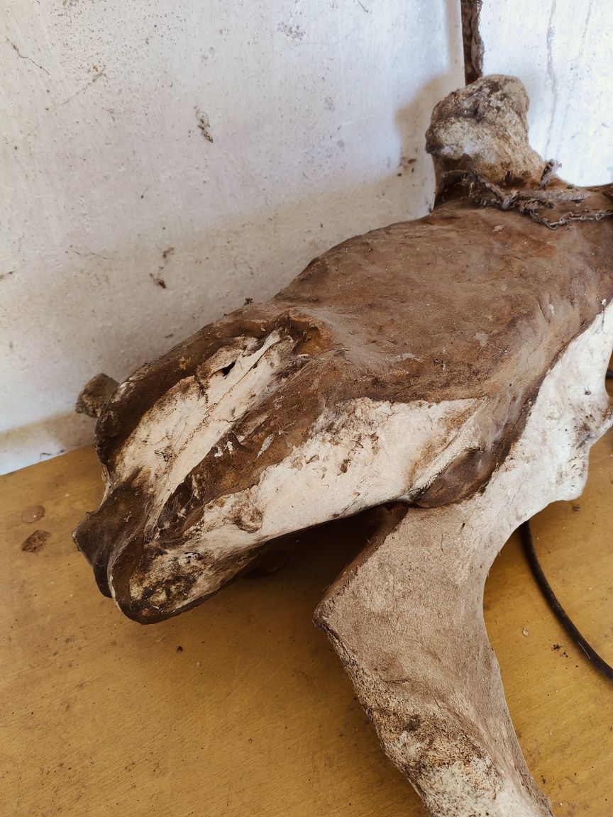 Figura decorativa em osso e barro
