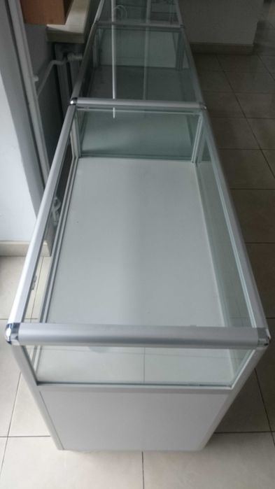 Witryna/regał sklepowy aluminiowy przeszklany