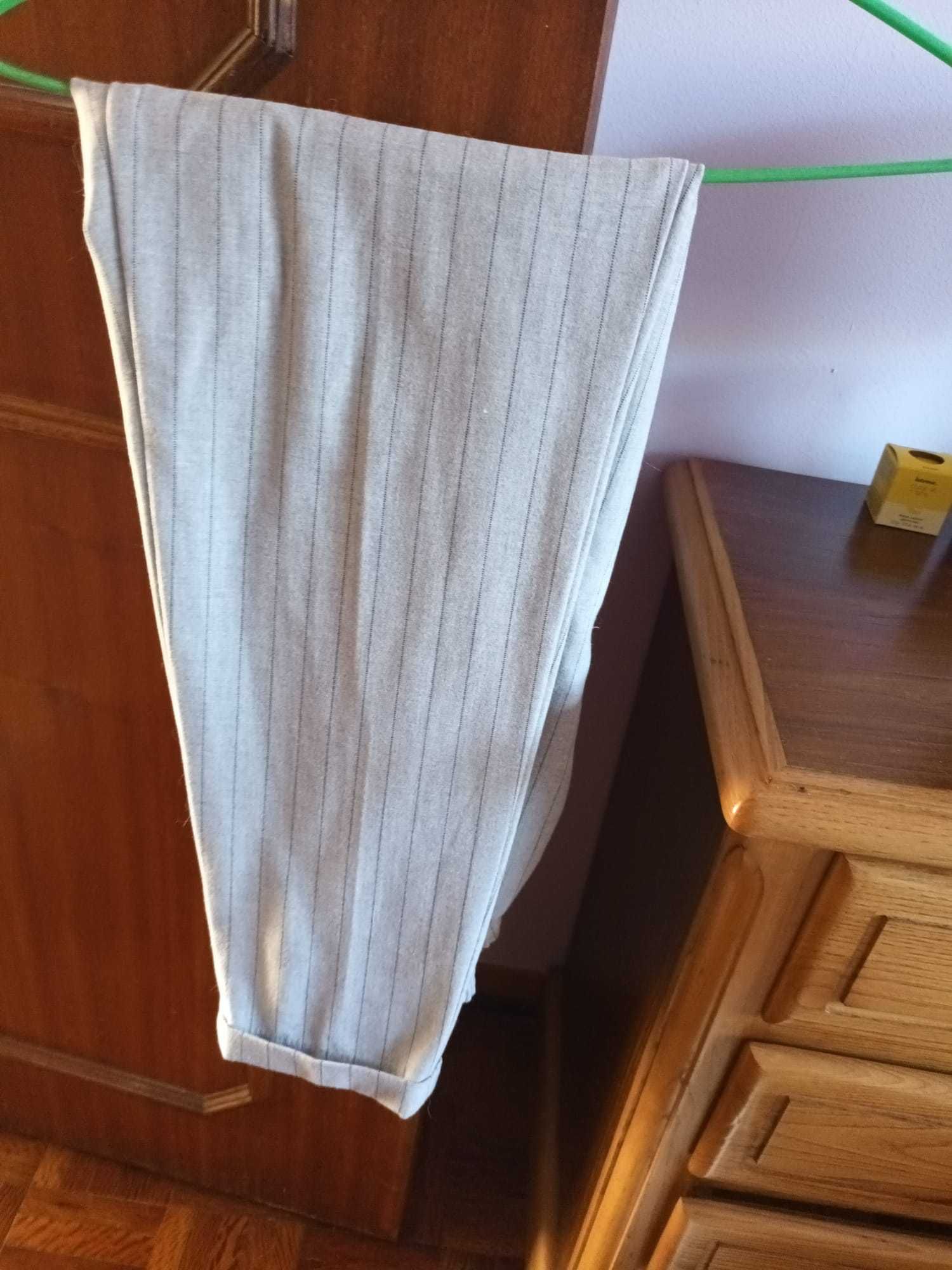 Calças clássicas às riscas