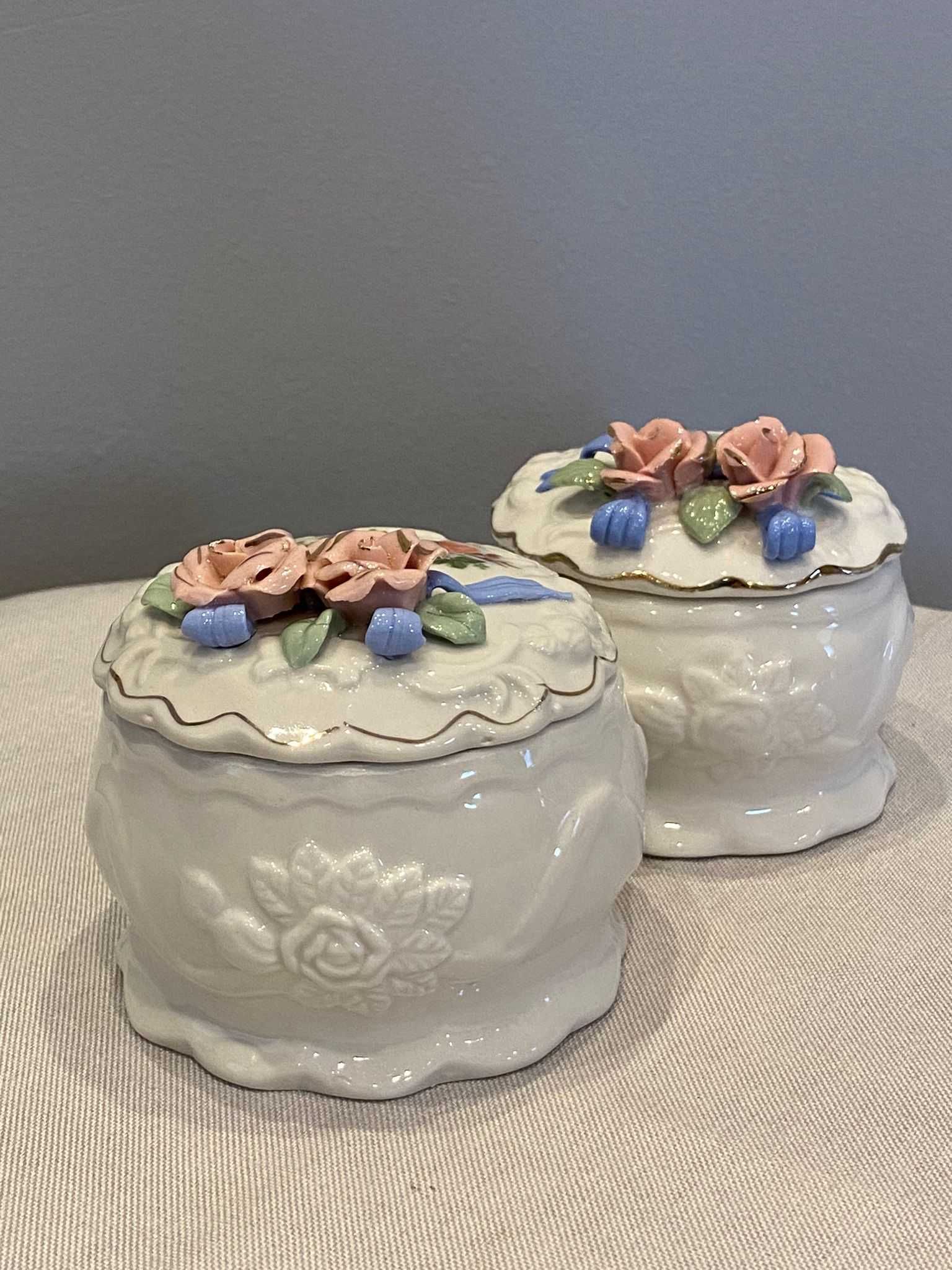 Świeczniki i szkatułki, porcelana zdobiona kwiatami 3D.