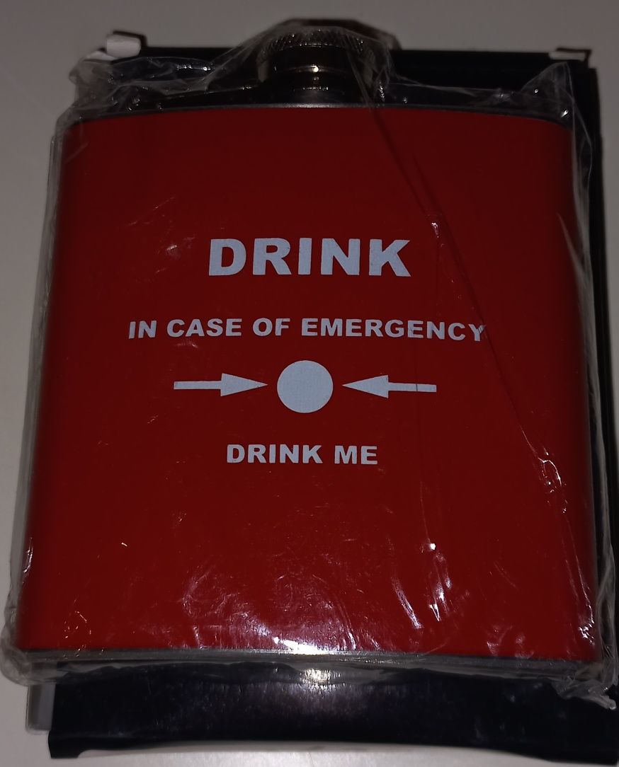 piersiówka DRINK IN CASE OF EMERGENCY Nowa 6oz