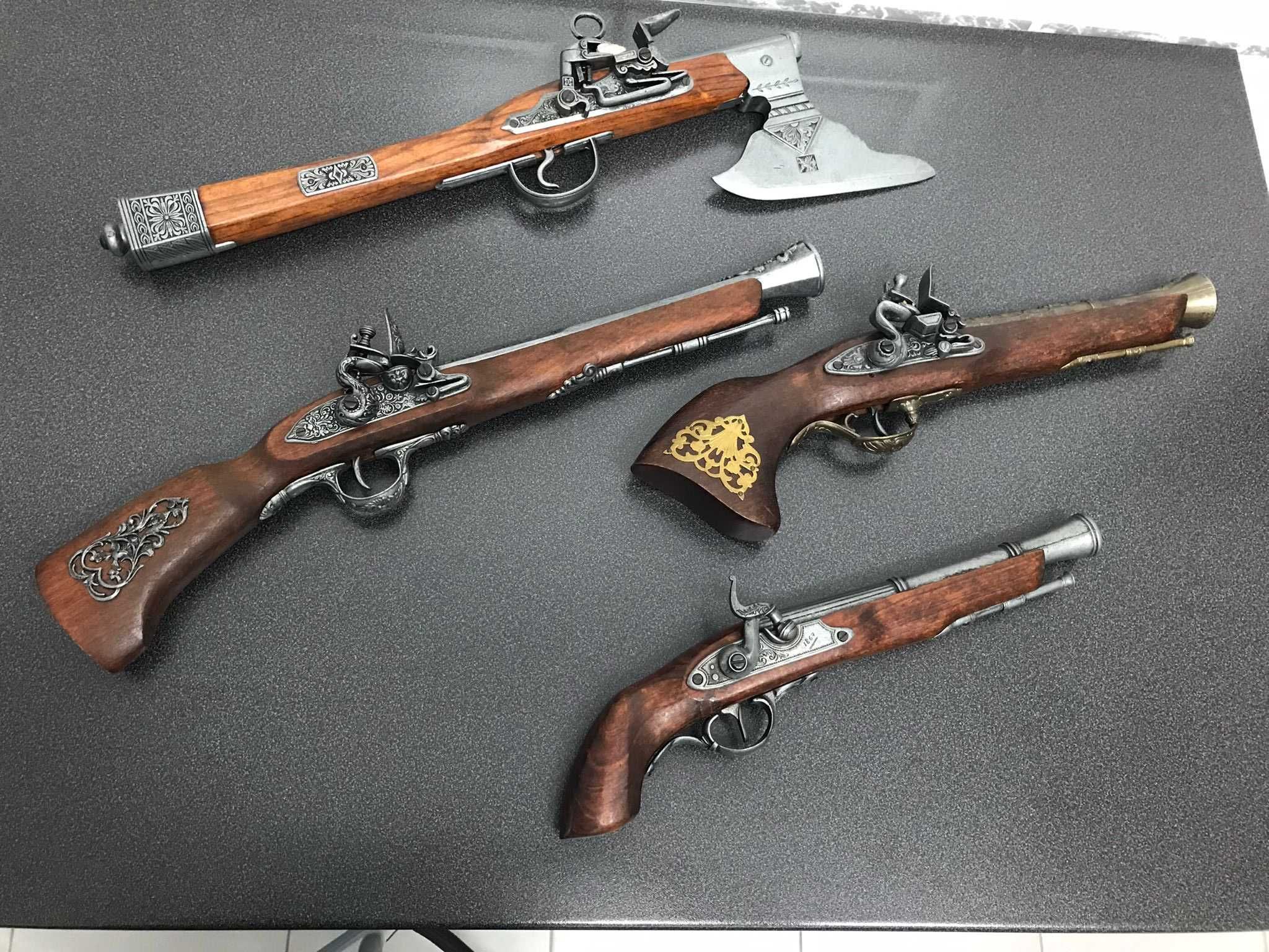 4 Armas decorativas e 1 peça em bronze