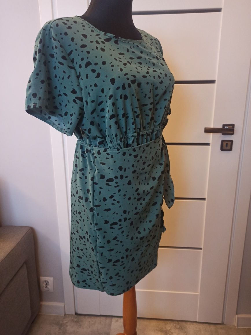 Zielona sukienka w plamki z zakładką 2XL