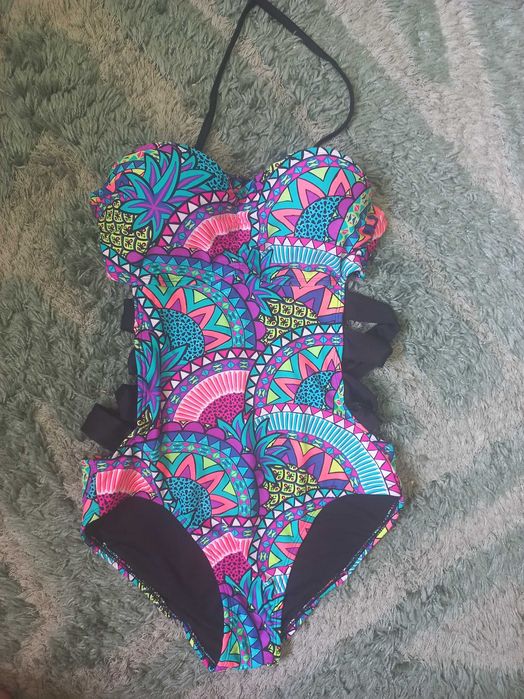 Стильний купальник. Суцільний купальник