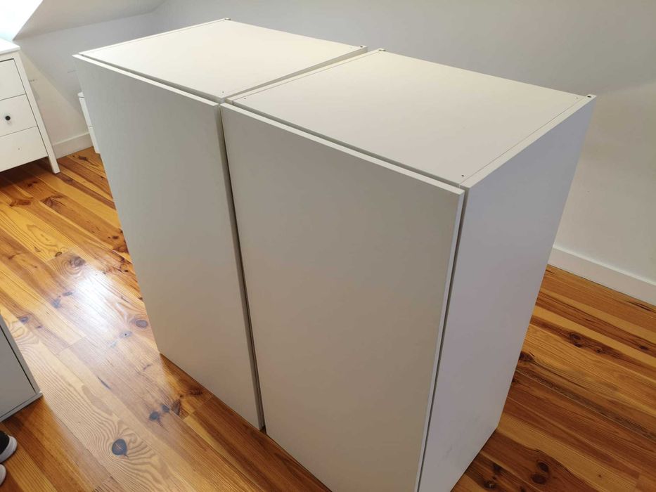 Modulos IKEA e Mesa de cabeceira