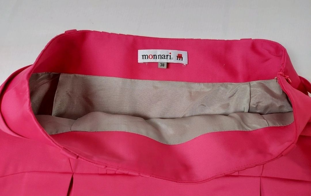 Nowa malinowa spódnica z zakładkami i paskiem Monnari M 38