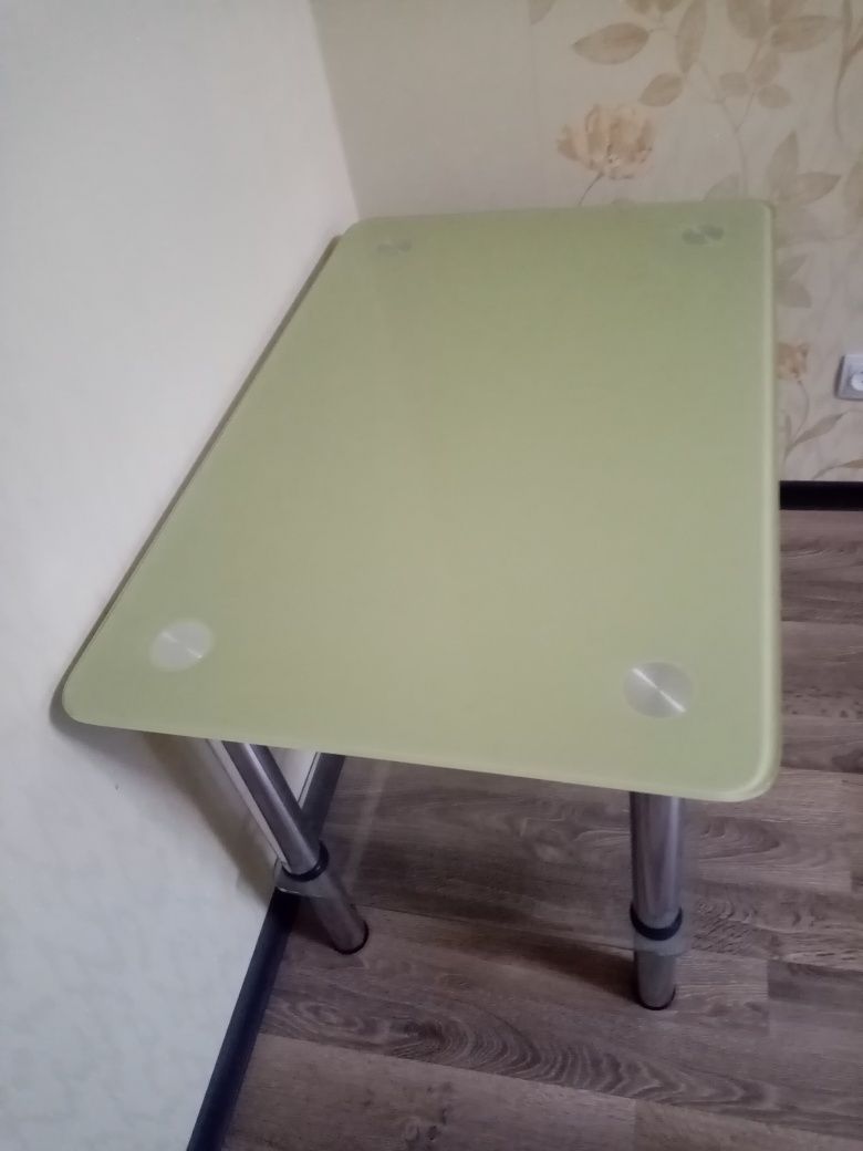 Стол стеклянный.