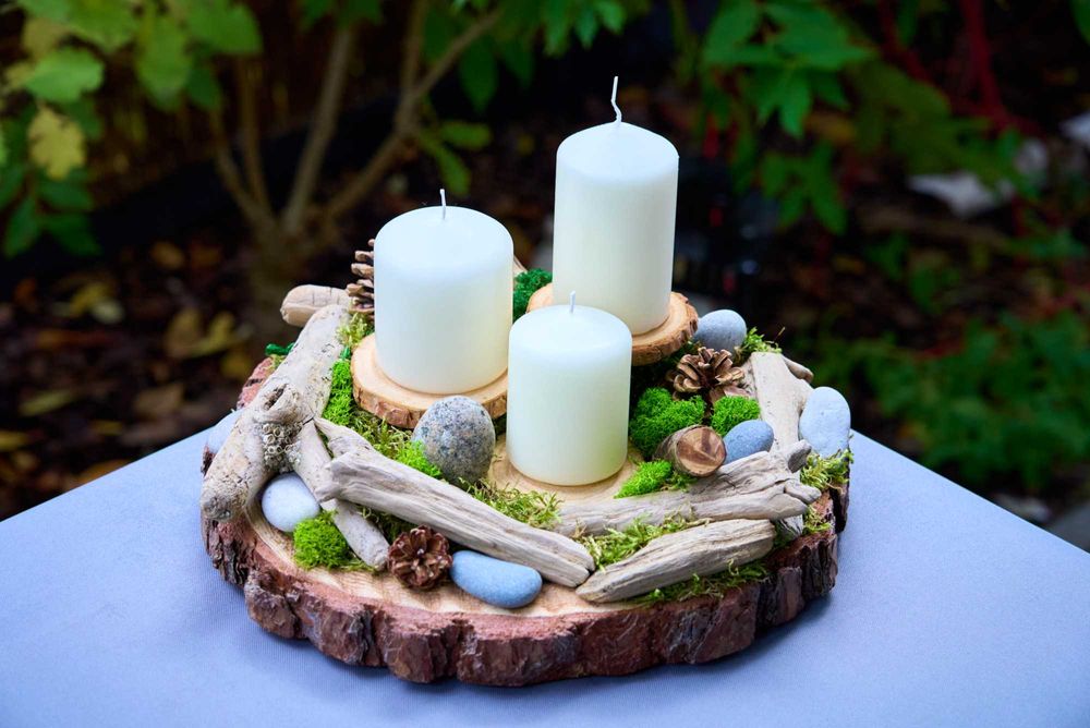 Dekoracja/stroik/świecznik na plastrze drewna z mchem
