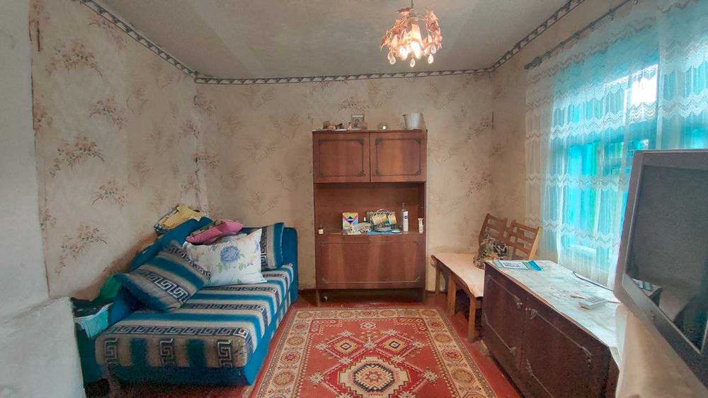 Продам невеликий окремий будинок в Дергачах по вулиці Садовій.