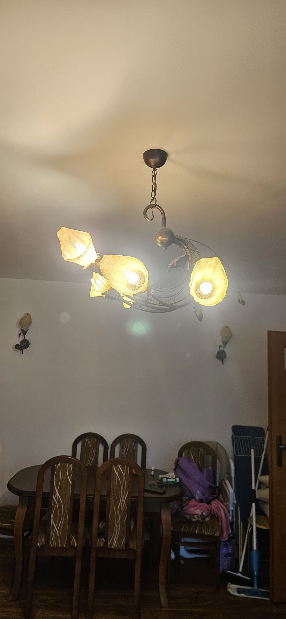 Oświetlenie 4 kinkiety plus żyrandol