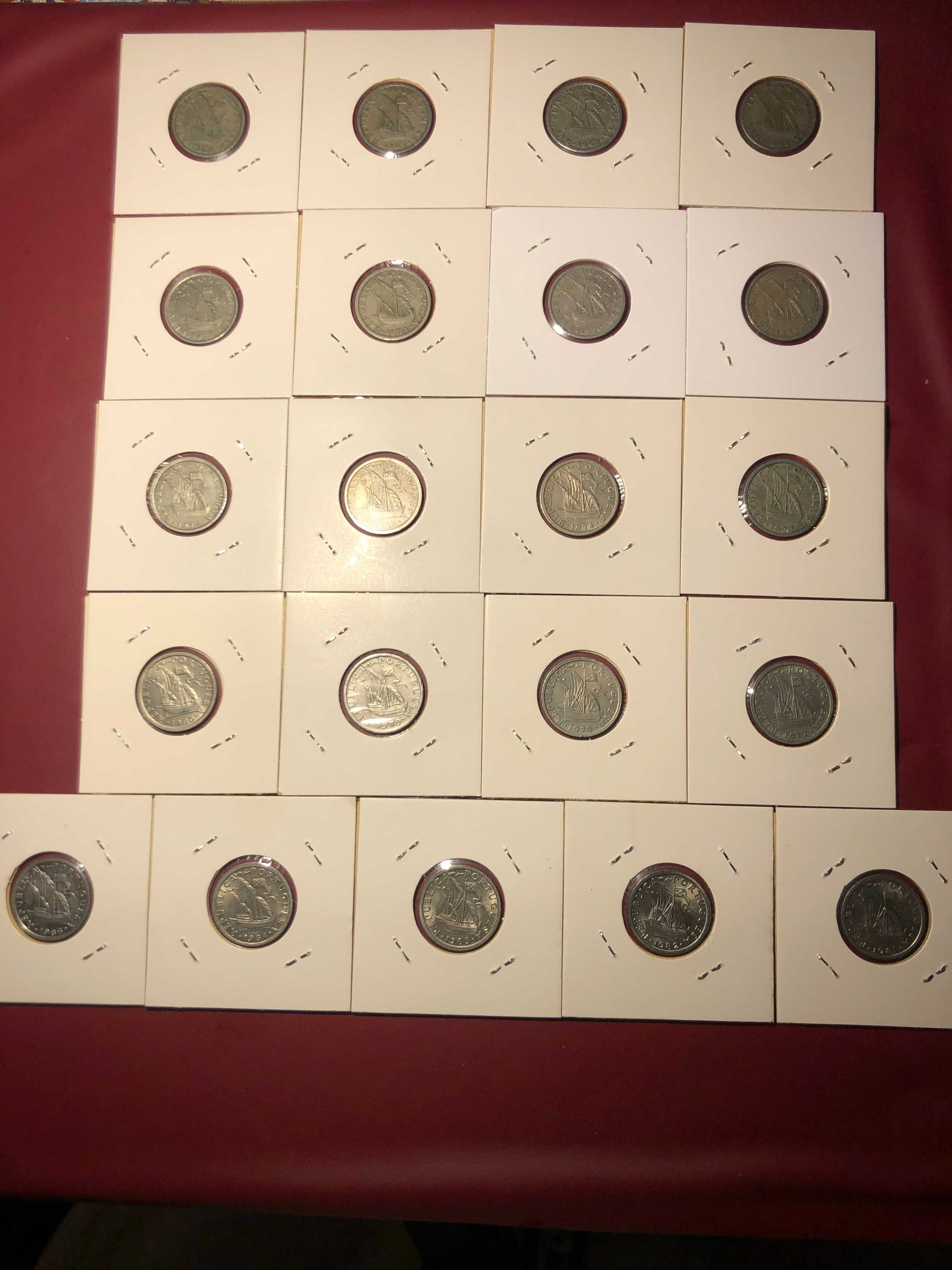 21 moedas de 2,5 escudos todas diferentes em cuproniquel e em àlveolos