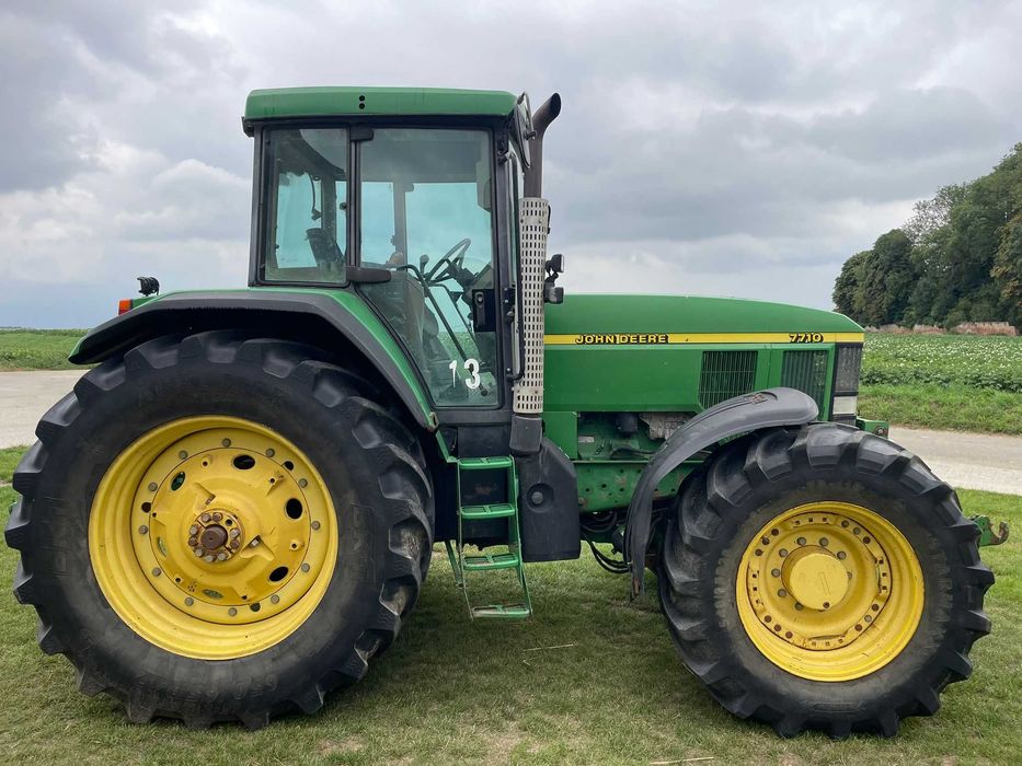 Traktor  John Deere 7710 - gotowy do pracy.