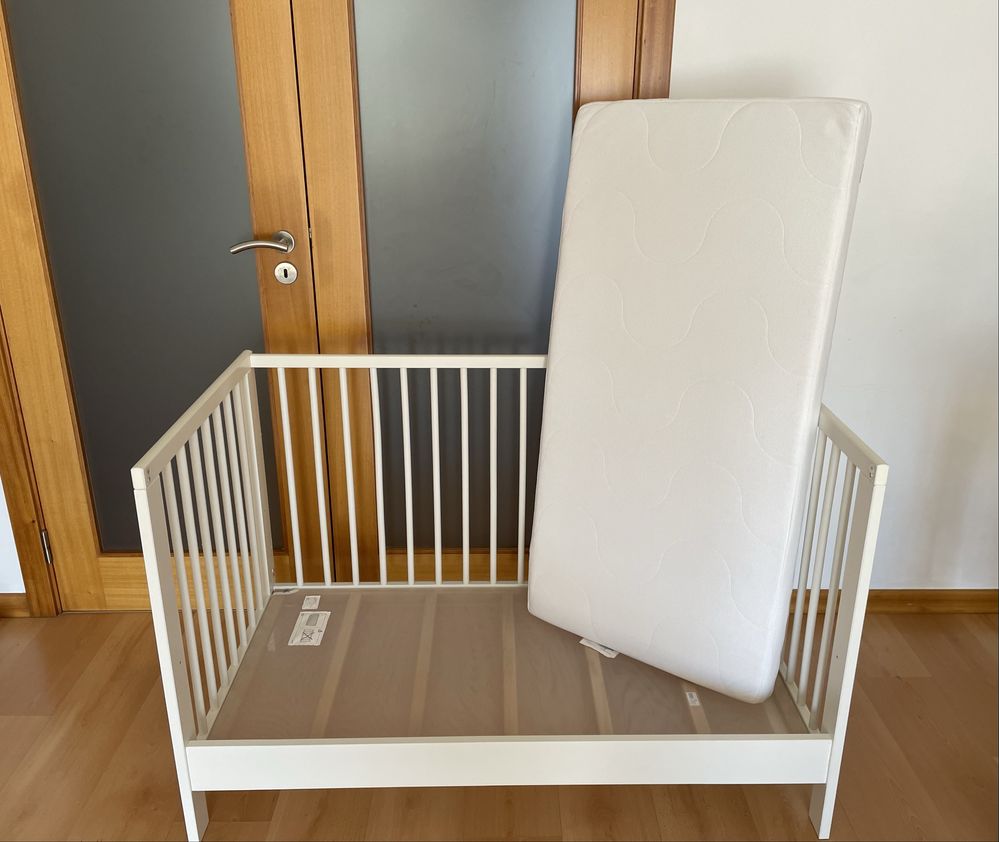 Berço com colchão Ikea