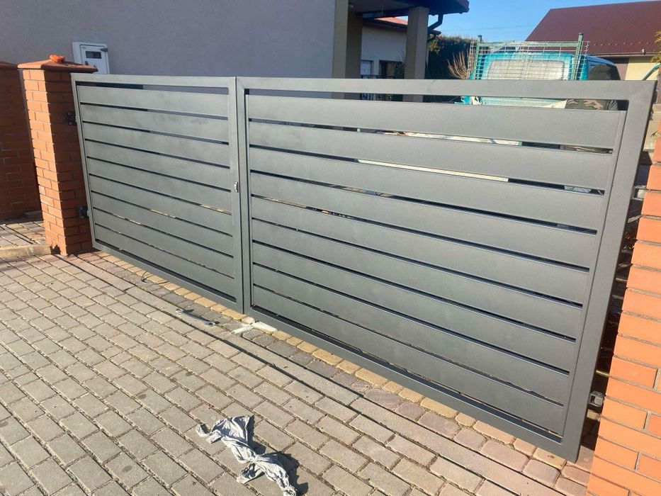 Brama nowoczesna dwuskrzydłowa , przesuwna , przesła , balustrady