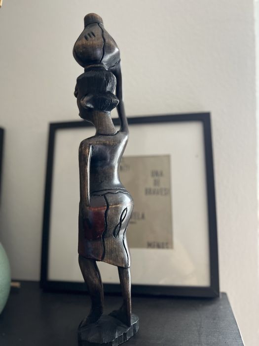 Estatueta feita de pau preto