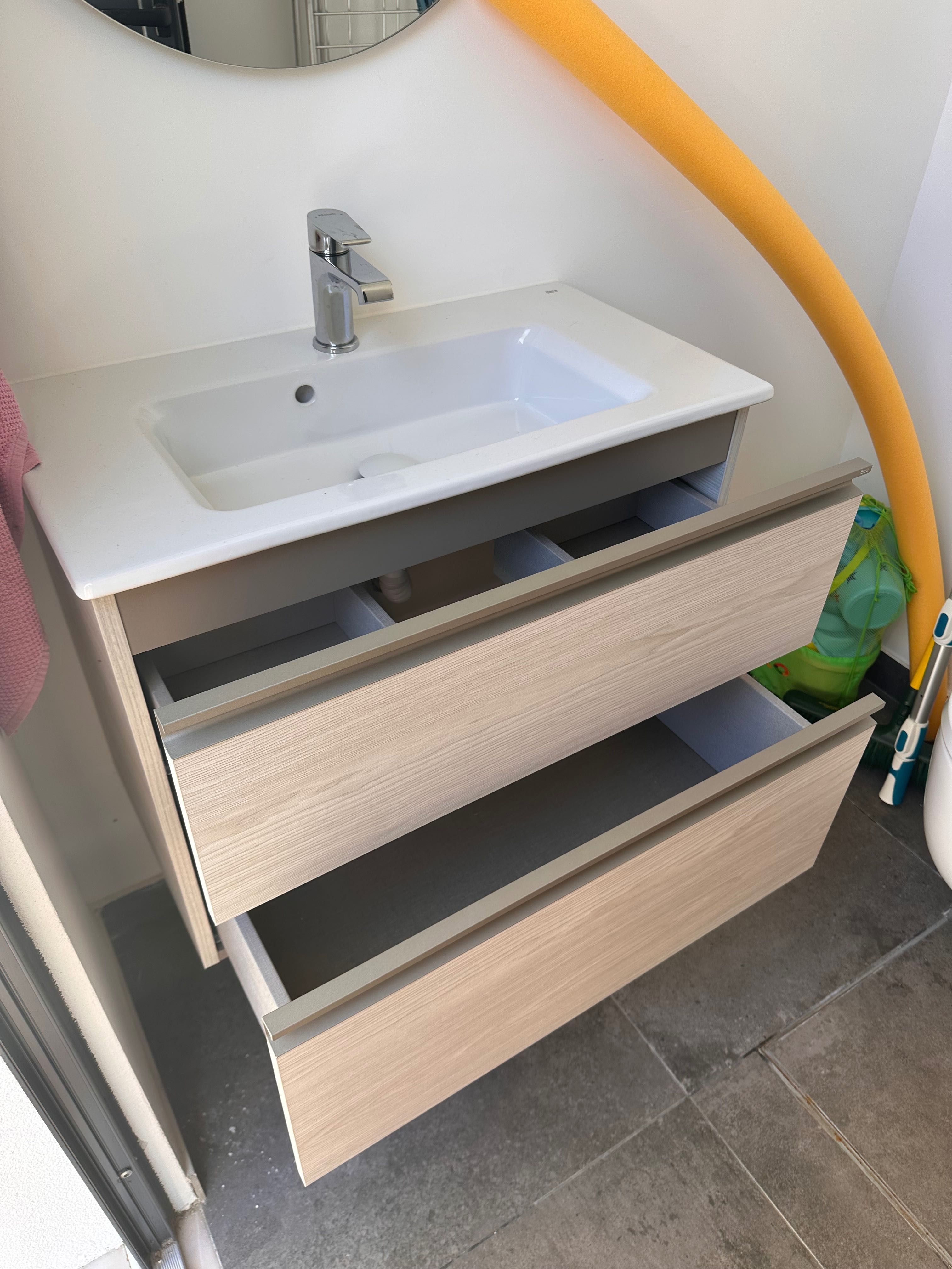 Móvel de casa de banho com lavatório, quase novo – 71 cm