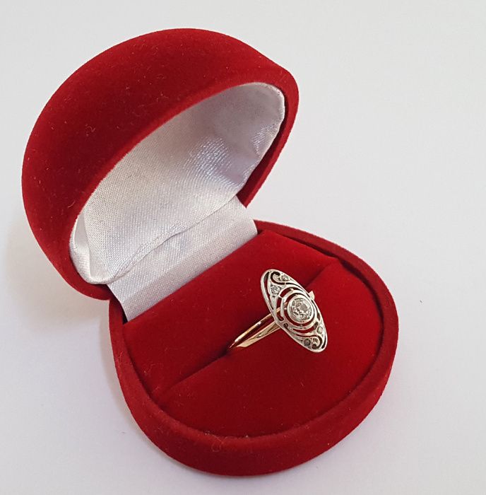 Złoty pierścionek art deco z lat 30-tych zdobiony brylantami