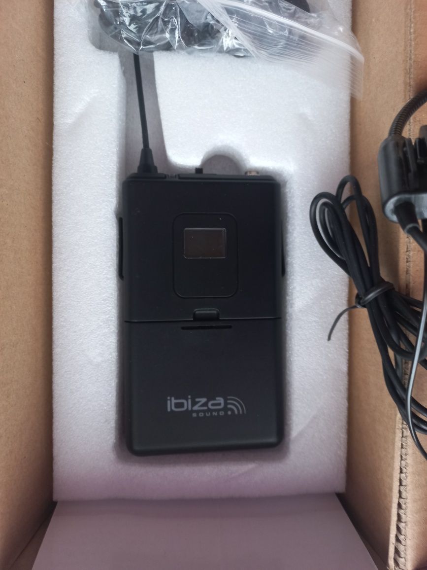 Nadajnik UHF z zestawem nagłownym i mikrofonem krawatowym 864,9 MHz.
