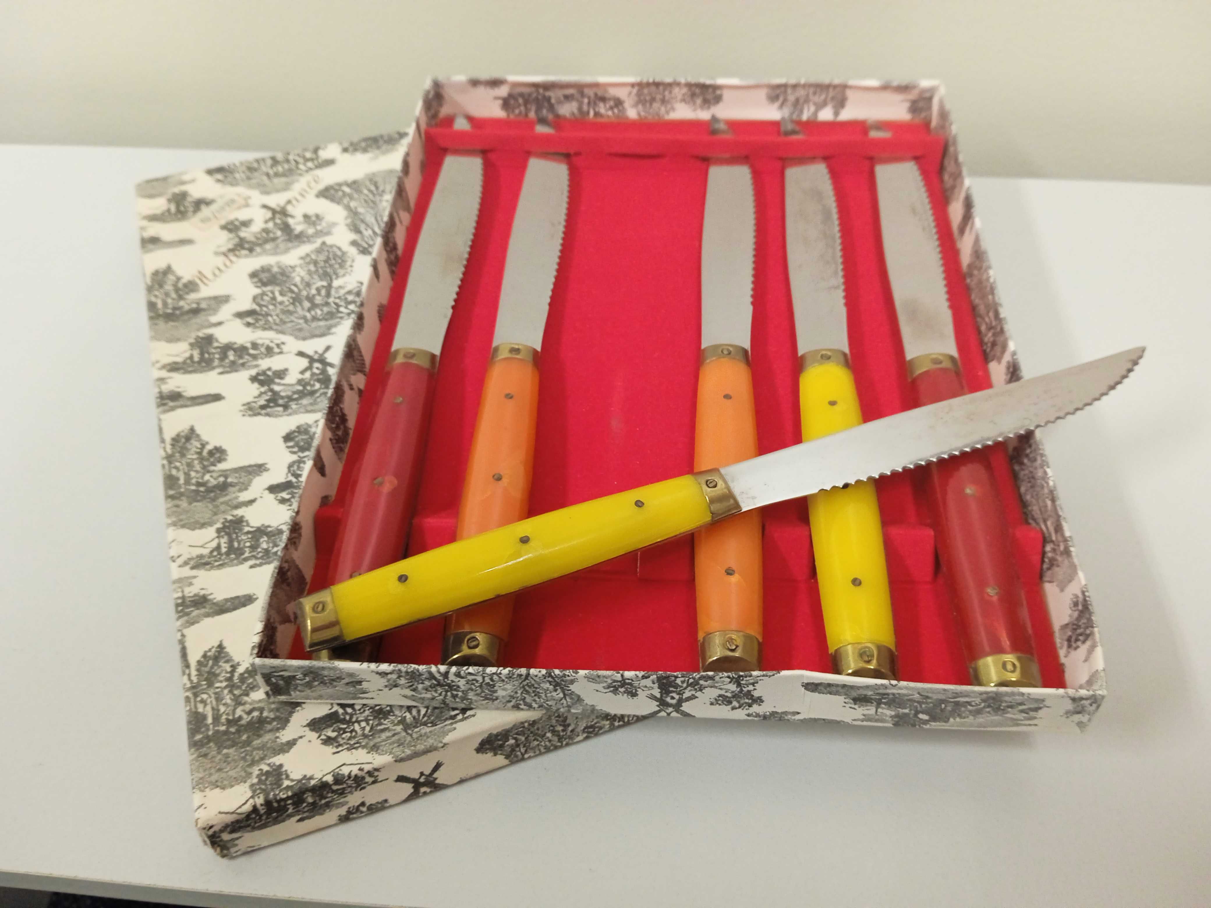 Столові ножі, набір в упаковці, Франція