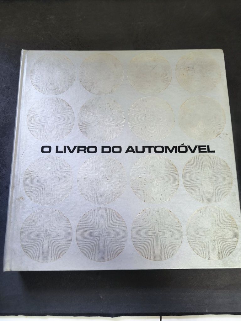 Livro diverso automóvel, whisky e drogas. 
O requinte