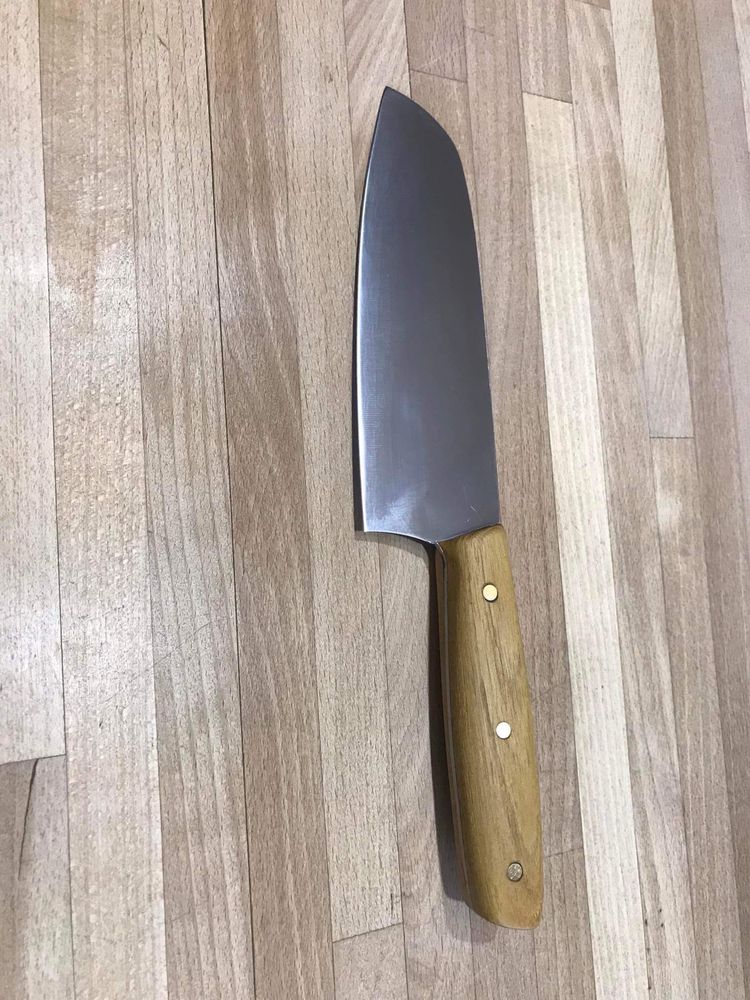 Nóż w stylu japońskiego santoku