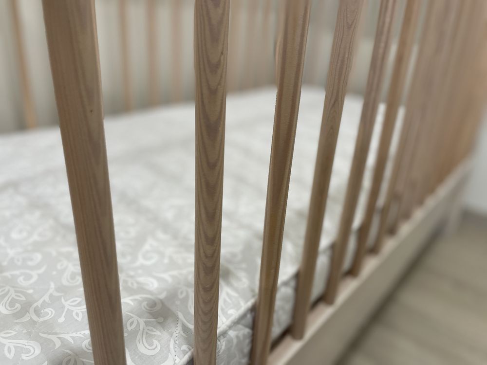 Łóżko niemowlęce Drewex z regulacją wysokości z szufladą