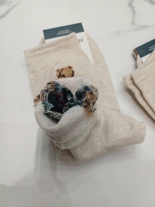 Beżowe skarpetki z misiem w swetrze skarpety viral blogerskie do ugg